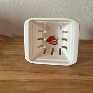 Rae Dunn Strawberry colander 🍓